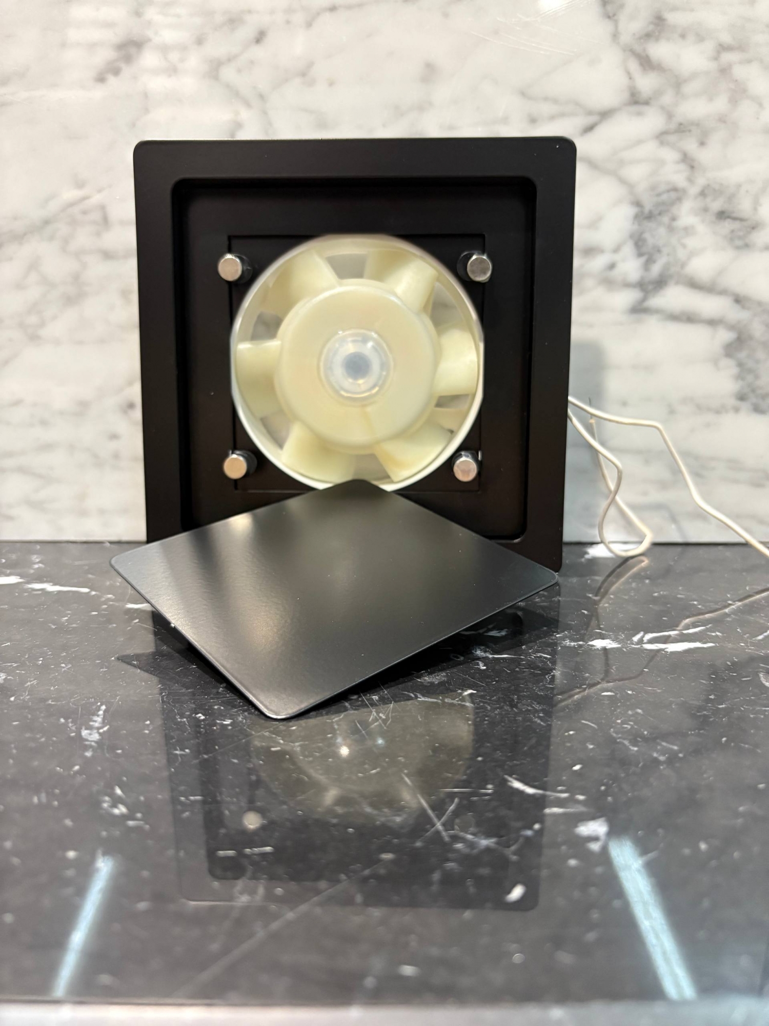 Диффузор на магнитах с вентилятором для потолков ТД100 черный квадратный 100 мм